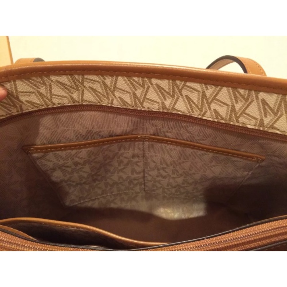 Michael Kors Hayley top zip tote with pouch - Picture 11 of 12